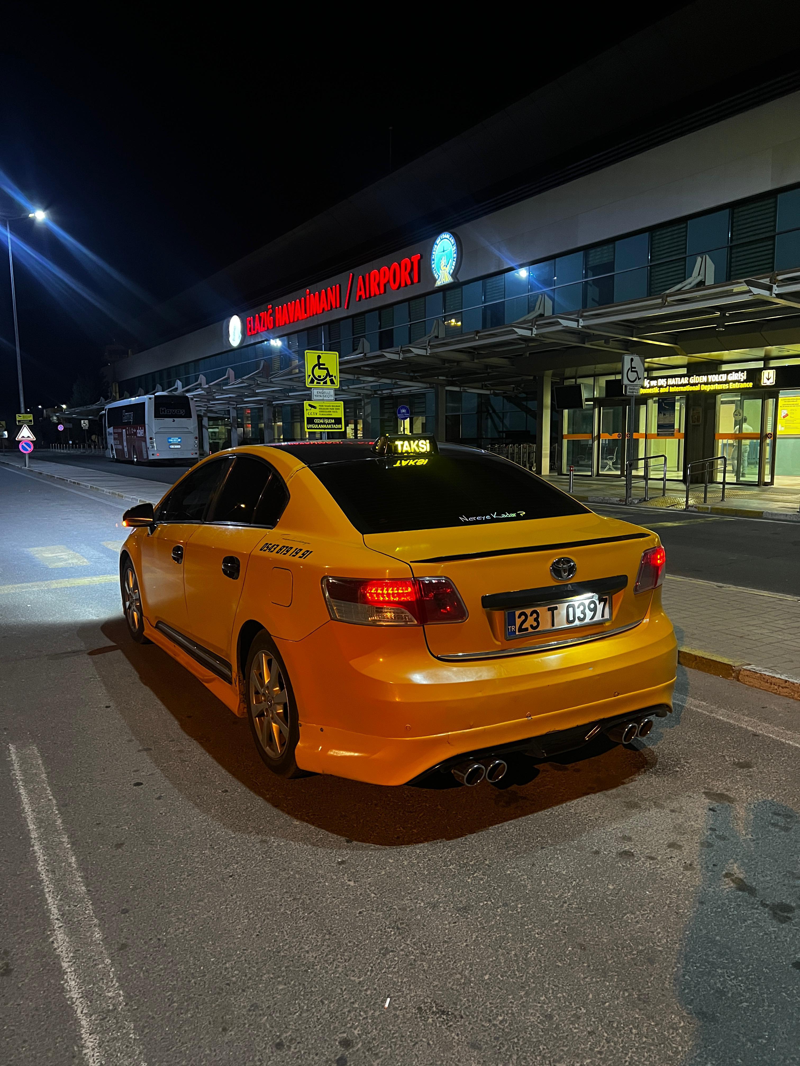 Elazığ'da 7/24 acil taksi hizmeti sunan firmamız, şehir içi ve şehir dışı ulaşımda hızlı, güvenilir ve konforlu yolculuk garantisi veriyor. Havaalanı transferi, acil durumlar, iş seyahatleri veya günlük ihtiyaçlarınız için Elazığ'ın en profesyonel taksi şoförleri ile hizmetinizdeyiz. Taksi çağırmak için tek yapmanız gereken bizi aramak, size en yakın taksi en kısa sürede kapınıza gelsin. Elazığ taksi, acil taksi, hızlı ulaşım ve güvenli seyahat için hemen bize ulaşın!