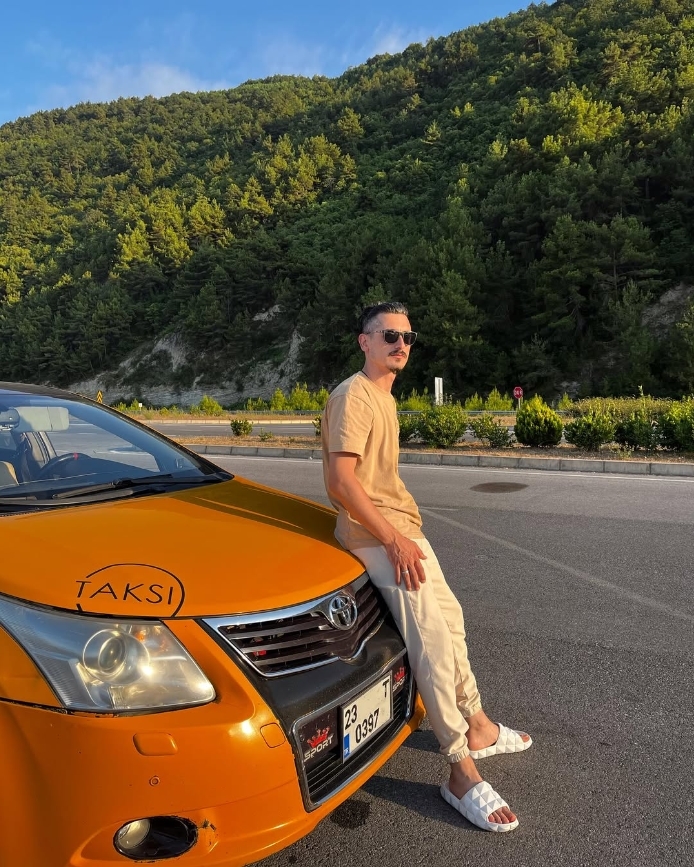 Tolgahan Kaya ve Şeker Ambarı Taksi aracı